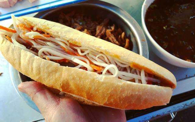 Quán Ăn Bánh Mì Chay Cô Tám