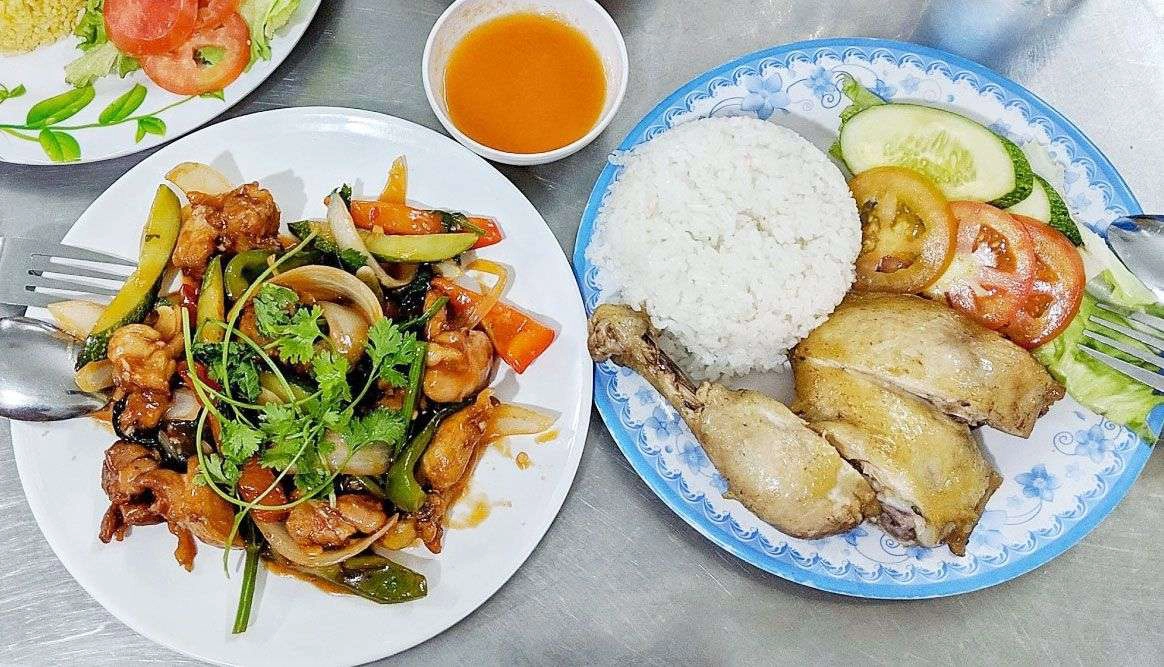 Quán Ăn Cơm Gà Hòa Bình - Phạm Thế Hiển