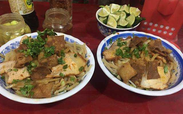 Quán Ăn Năm Bảo - Cao Lầu & Mì Quảng