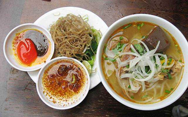 Quán Ăn Quán 22 - Bún Bò Huế & Chè