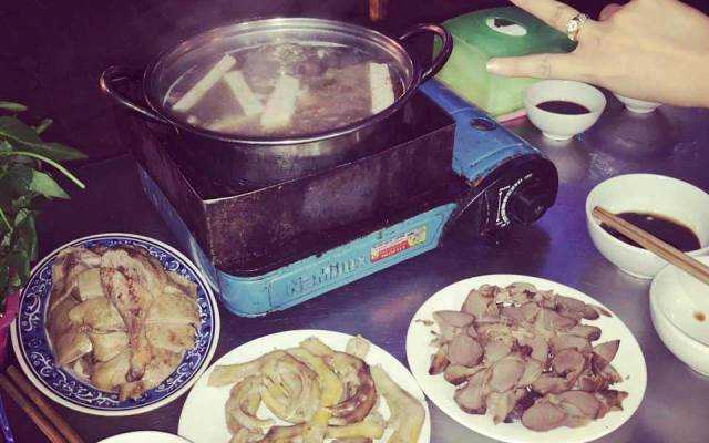 Quán Ăn Quán Ngon - Vịt Om Sấu, Lẩu Gà & Cá Chép Om Dưa