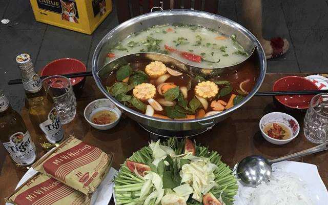 Quán Ăn Quảng Trường Quán - Lẩu Khổng Lồ