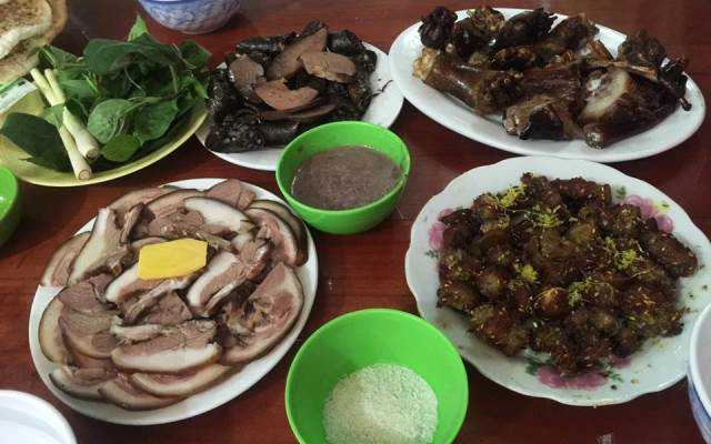 Quán Ăn Tuấn Vân - Đặc Sản Lợn Quay & Thịt Chó Đủ Món