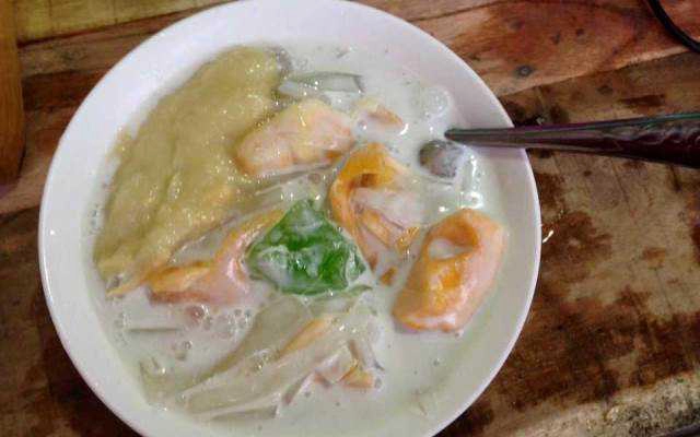 Quán Ăn Vân Anh - Bánh Giò Nóng, Trứng Vịt Lộn & Chè Các Loại