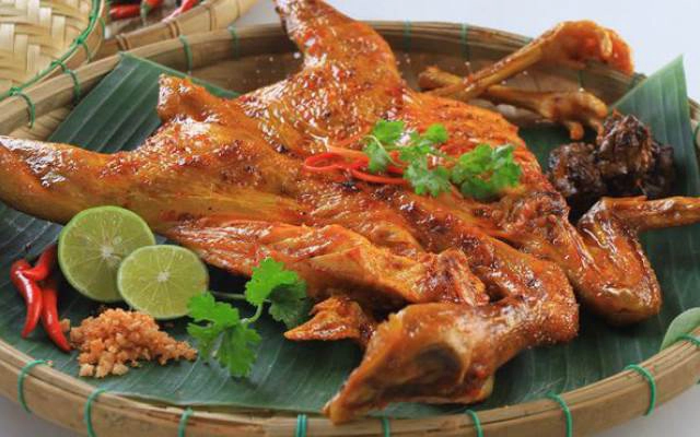 Quán Ăn Quán Cổ Việt - Lẩu Gà Tiềm Ớt Hiểm