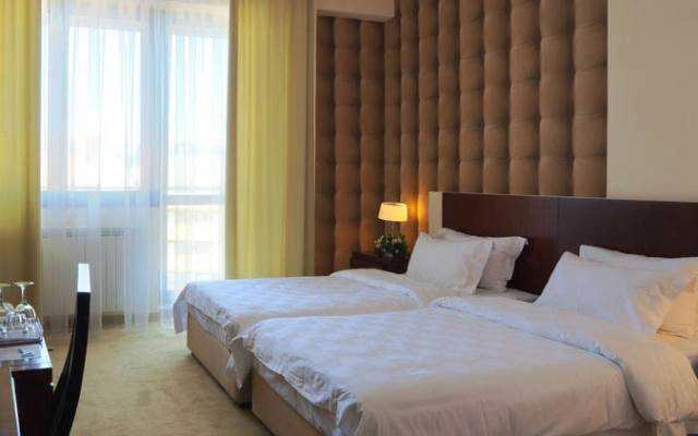 Queen Place Hotel - Đồng Bông