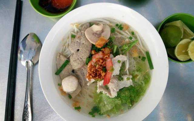 Quán Ăn Quyên - Hủ Tiếu Mì, Hoành Thánh & Sườn Kho