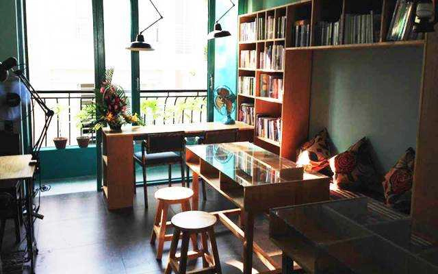 Slowee Coffee & Books