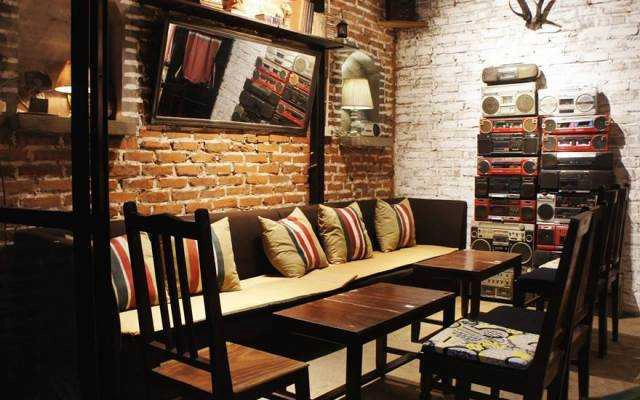 Tháng 10 Coffee & Lounge