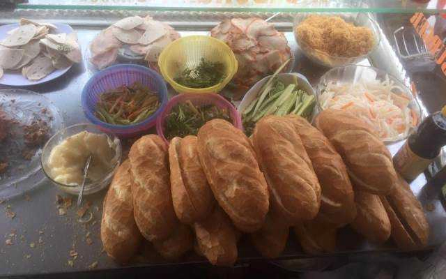 Tiệm Bánh Bánh Mì Ba Lắc