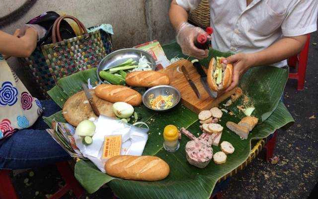 Tiệm Bánh Cụ Lý - Bánh Mì Chả Bò Thì Là