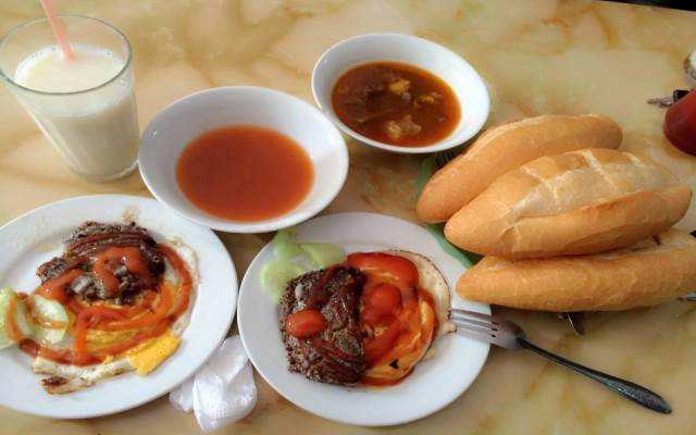 Tiệm Bánh Bánh Mì Phố Cổ