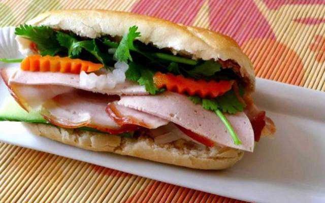 Tiệm Bánh Bánh Mì Sông Thu