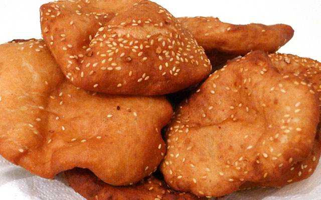 Tiệm Bánh Bánh Tiêu Nóng Khổng Lồ