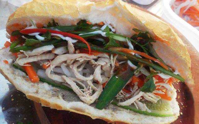 Tiệm Bánh Hoa Đất - Bánh Mì Gà