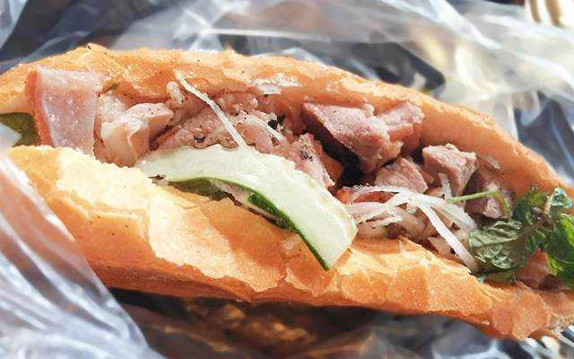 Tiệm Bánh Lò Bánh Mì Vàng Giòn