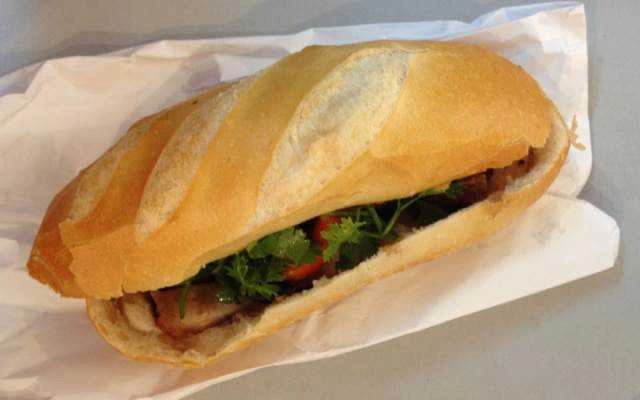 Tiệm Bánh Mỹ Phụng - Bánh Mì Kẹp Chả Bò - Nguyễn Sinh Sắc