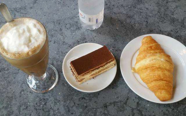 Tiệm Bánh New Happiness - Cafe & Bakery