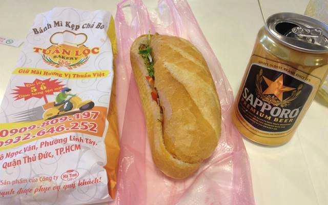 Tiệm Bánh Tuấn Lộc - Bánh Mì Nóng Kẹp Chả Bò