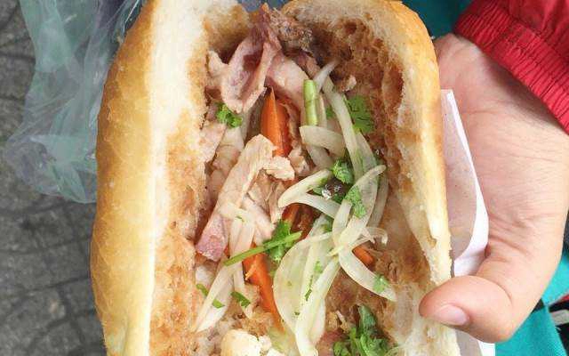 Tiệm Bánh Tuyền Ký - Bánh Mì Heo Quay