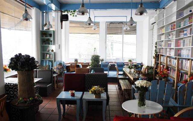 Tiny Garden - Cafe Sách