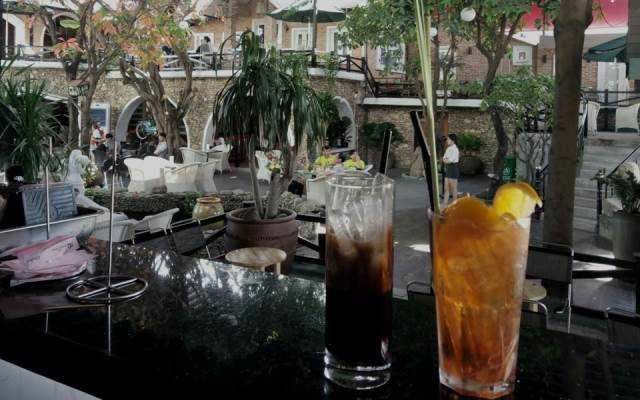 White House Coffee - Nguyễn Hữu Tiến