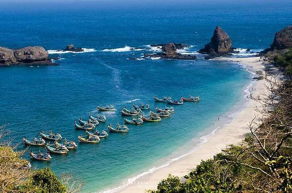 10 bãi biển ‘ẩn mình’ của du lịch Indonesia