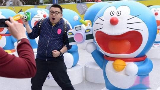 100 tượng Doraemon to bằng người thật ở Bắc Kinh