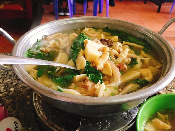 2 quán lẩu gà lá é Đà Lạt đông khách đến mức, chỉ chậm chân đặt bàn là phải đứng chờ cả buổi mới được ăn