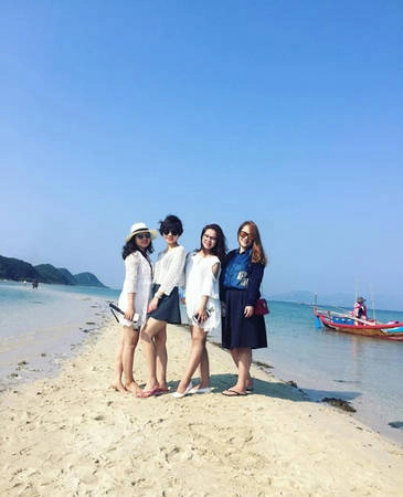 4 nàng độc thân khám phá con đường giữa biển ở Khánh Hòa