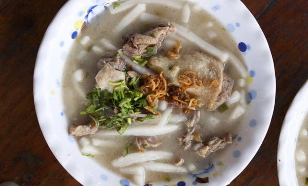Ăn bánh canh bột xắt thịt vịt xứ dừa