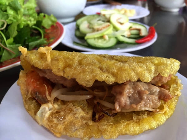 Ăn bánh khoái Thượng Tứ xứ Huế