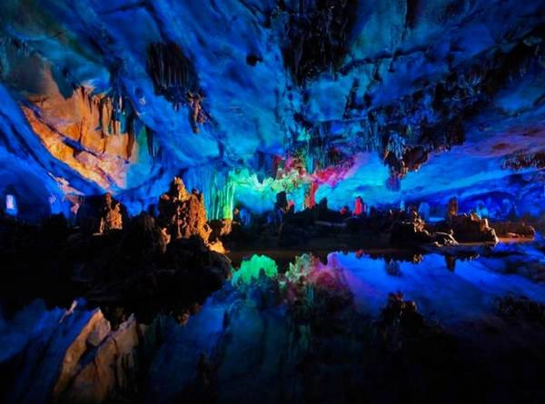 Ánh sáng huyền ảo bên trong hang ở Quế Lâm