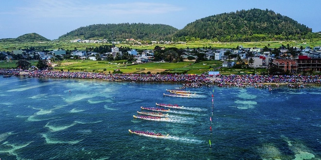 Bắn pháo hoa và đua thuyền mừng kỷ niệm 30 năm thành lập đảo Lý Sơn