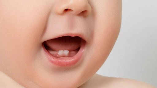 Bé mọc răng bỏ ăn bao lâu?