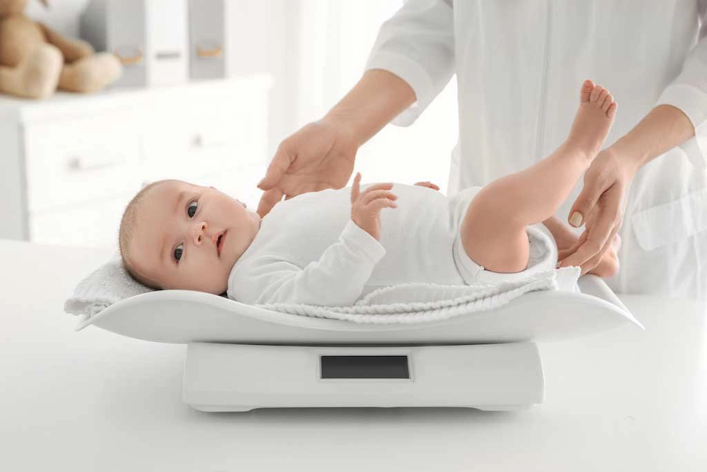 Bé trai 9 tháng nặng 8kg đã đạt chuẩn chưa?