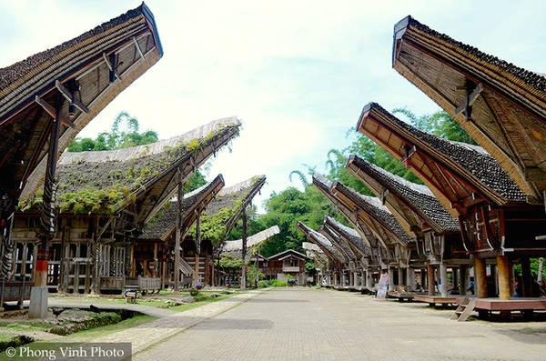 Bên trong ngôi làng mai táng người chết trên vách đá
