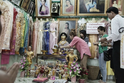 Bí ẩn đằng sau căn miếu thờ cô dâu ma giữa lòng Bangkok