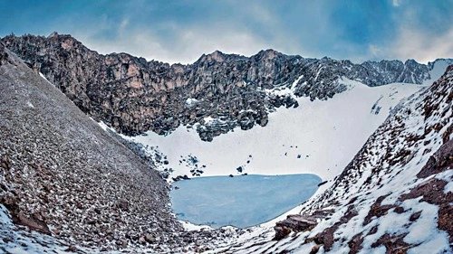 Bí ẩn về hồ chứa hàng trăm bộ hài cốt trên dãy Himalaya