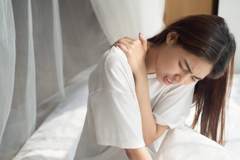 Bị đau vai phải sau khi ngủ dậy