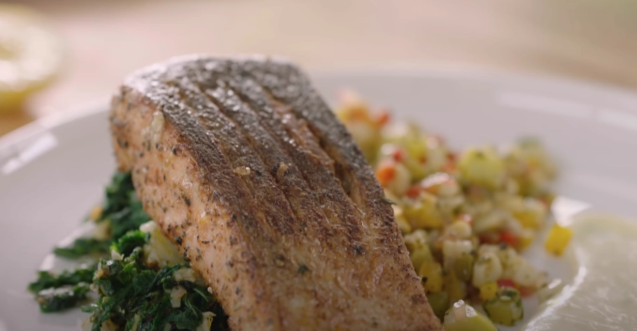 Bí quyết làm món cá hồi áp chảo thật ngon theo cách của siêu đầu bếp Gordon Ramsay
