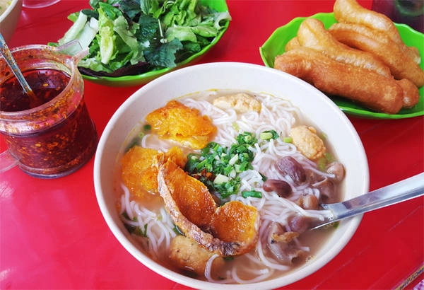 Bún lòng cá cay ‘nghe tên đã muốn thử’ trên phố Quang Trung