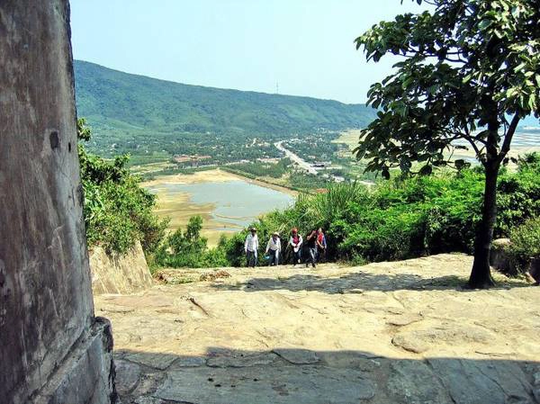 Bước tới đèo Ngang bóng xế tà, cỏ cây chen lá, đá chen hoa