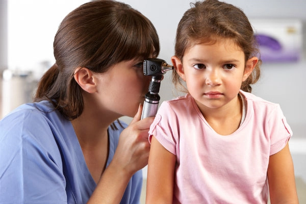 Các dấu hiệu cảnh báo trẻ có vấn đề về thính giác