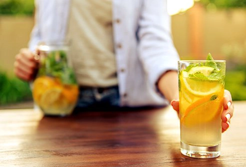Các đồ uống chứa nhiều năng lượng như soda
