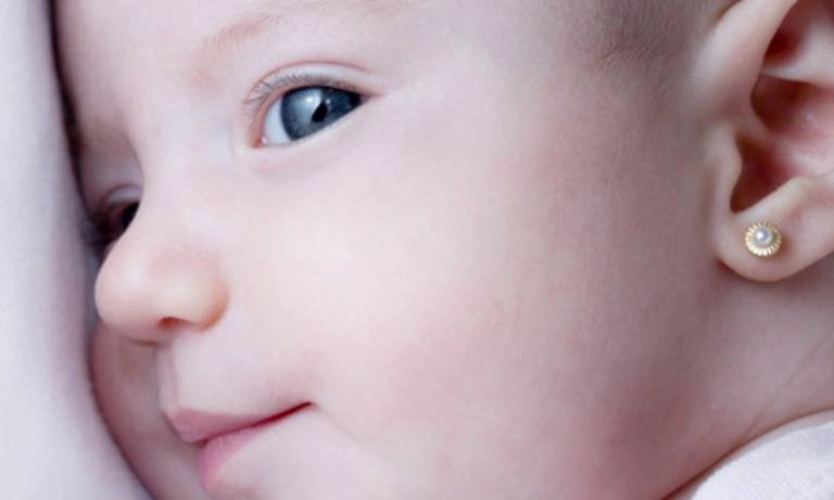 Cách chăm sóc lỗ tai mới bấm cho bé