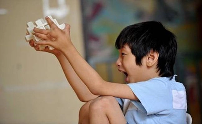 Cách thúc đẩy trẻ tự kỷ giao tiếp trong sinh hoạt hằng ngày