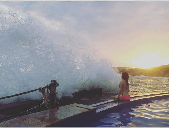 Cận cảnh hồ bơi nước mặn vươn ra biển độc đáo tại Rock Water Bay Beach Phan Thiết