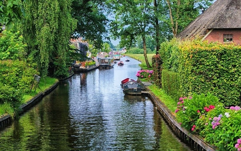 Cận cảnh ngôi làng Giethoorn với ‘đường chính’ là một dòng sông