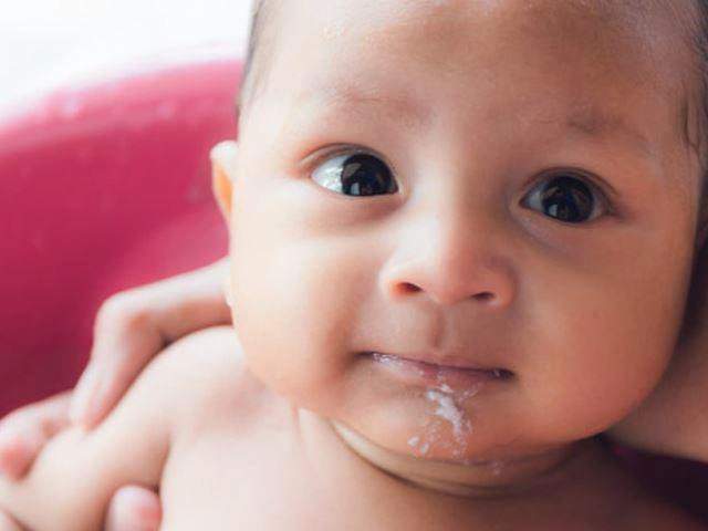 Cảnh giác khi bé bị đầy bụng và nôn sốt